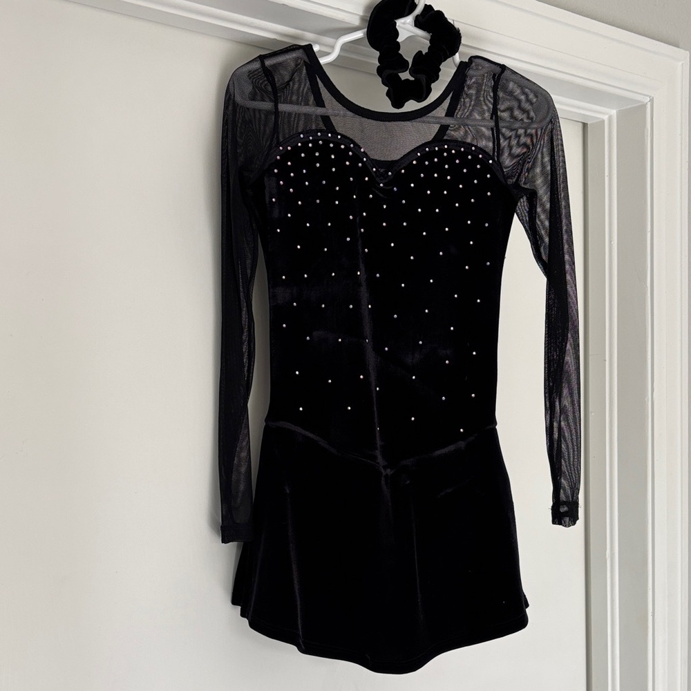 Chic Black Velvet Dance Costume with Sheer Sleeves